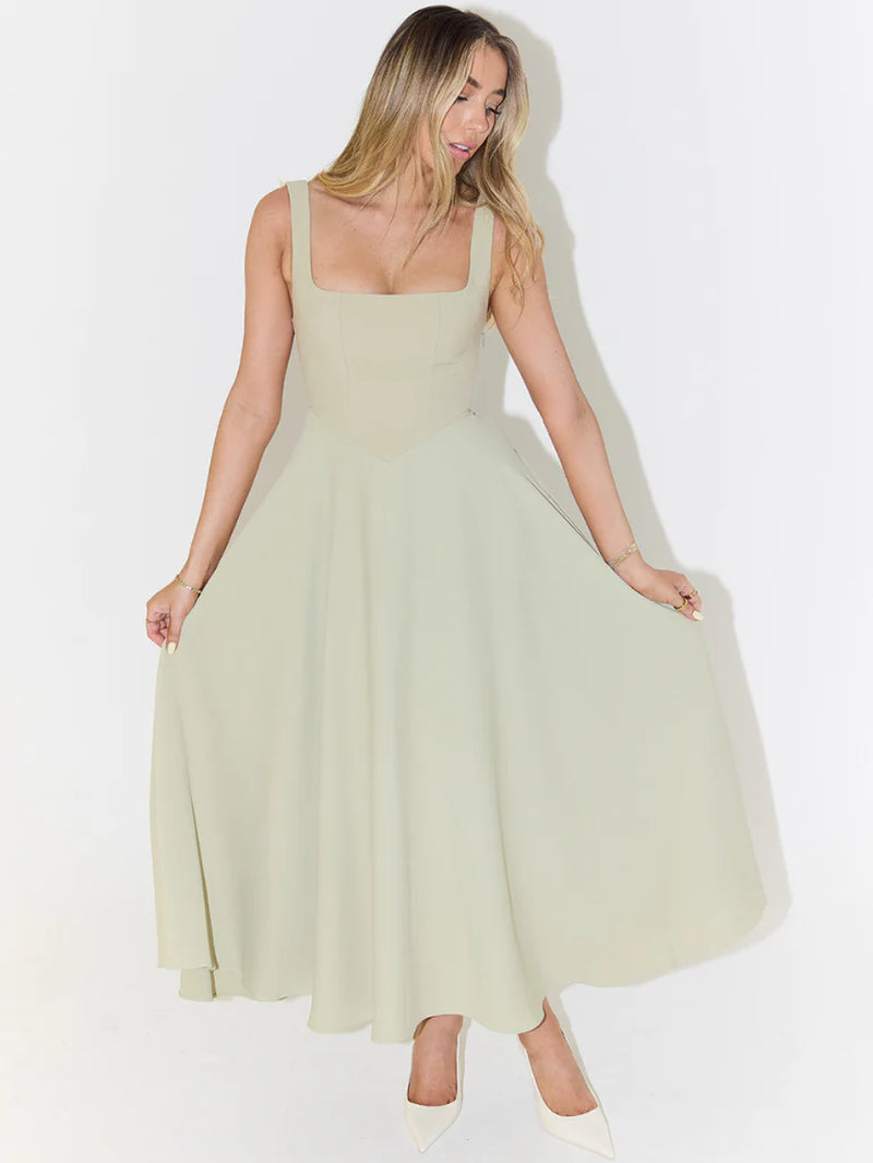 Robe longue femme Nuvéra Scarlett couleur sauge portée de face