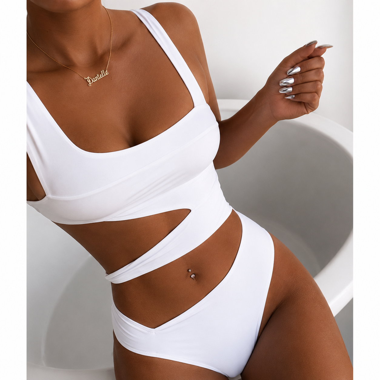 Nuvéra Sculpt Swim - maillot sculptant blanc porté, visuel premium